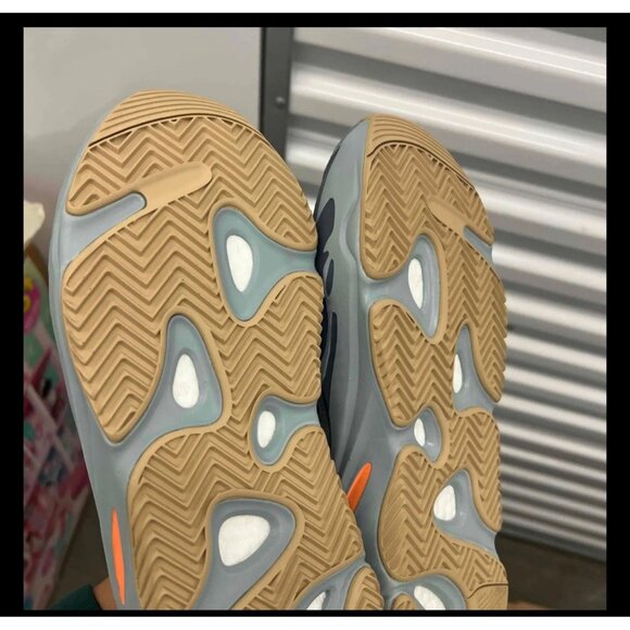 Yeezy Boost 700 'Carbon Blue' FW2498 Size 10.5 US Men New With Defect Good Box - Picture 7 of 8